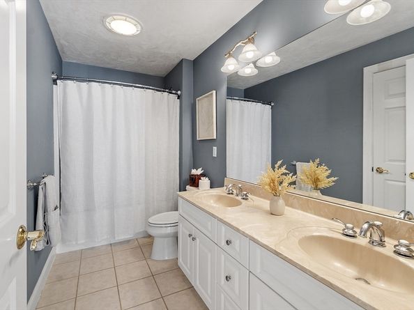 37 Stirling St, Andover MA 01810