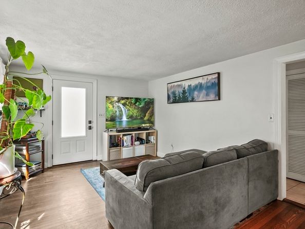 9 Oregon Road, Southborough MA 01772