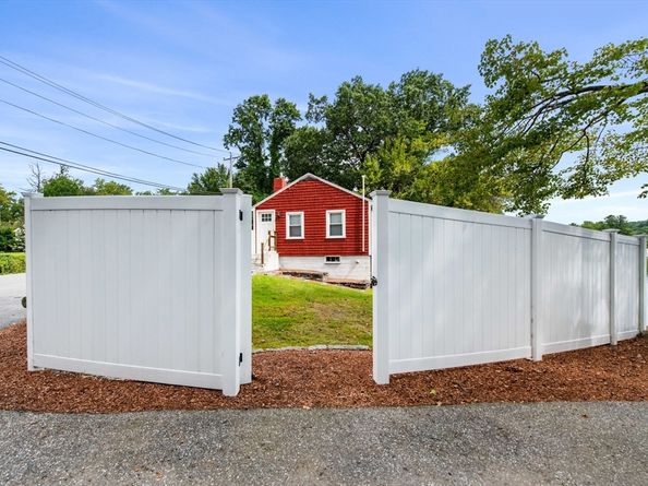 1 Summer Village Rd, Westford MA 01886