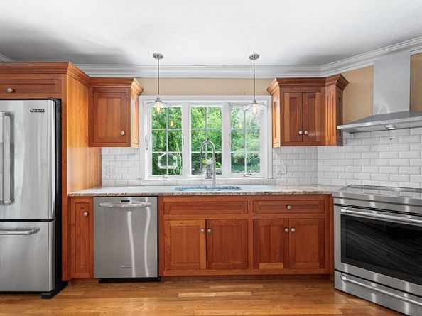 6 Fruit St, Hopkinton MA 01748