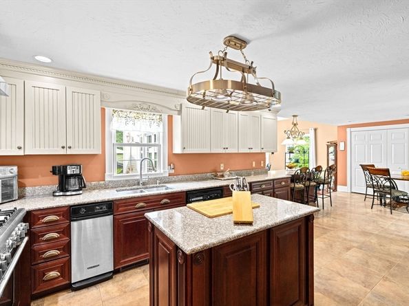167 Old Miller St, Middleboro MA 02346