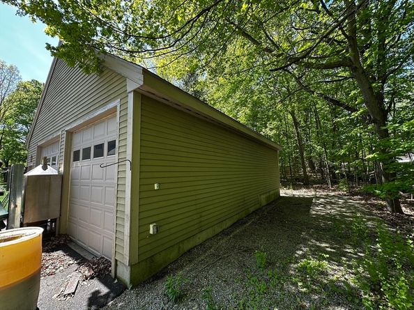 24 Manchaug Rd, Sutton MA 01590