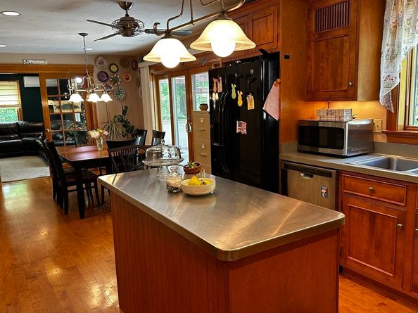 24 Manchaug Rd, Sutton MA 01590