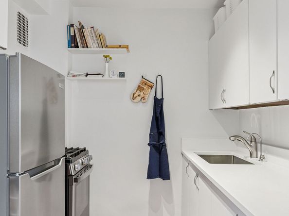 301 East 69th Street 14A, New York NY 10021