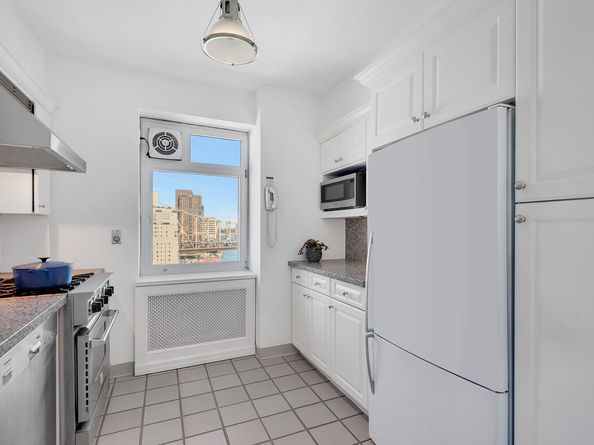 25 Sutton Place S 19E, New York NY 10022
