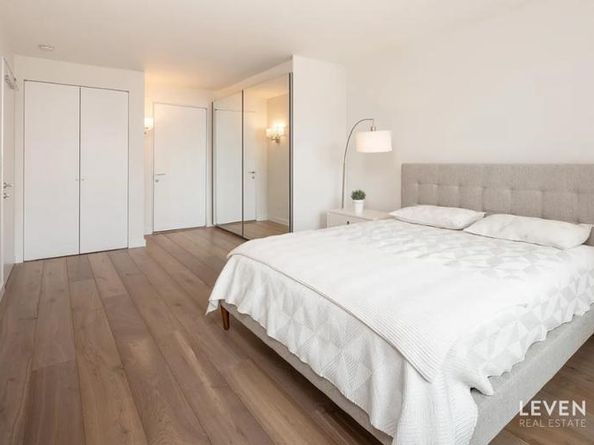 322 West 57th Street 33P2, New York NY 10019