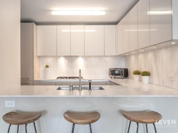 322 West 57th Street 33P2, New York NY 10019