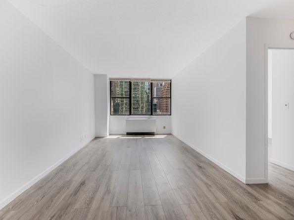 301 East 45th Street 8D, New York NY 10017