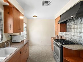 8537 Fullbright Avenue, Winnetka (los Angeles) CA 91306