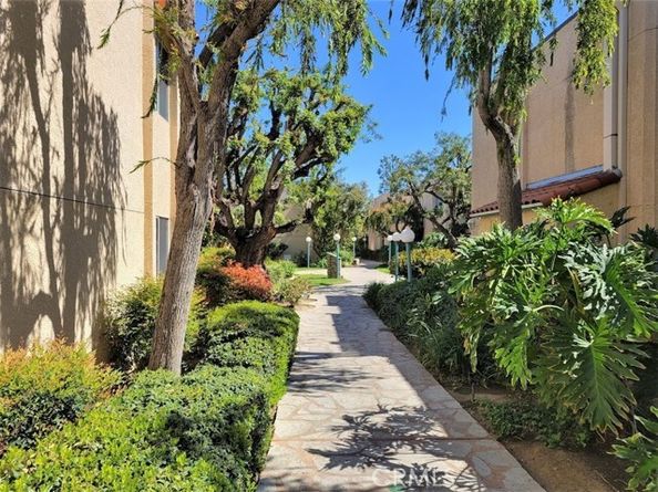 18307 Burbank Boulevard 14, Tarzana (los Angeles) CA 91356