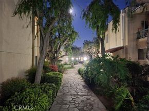 18307 Burbank Boulevard 14, Tarzana (los Angeles) CA 91356