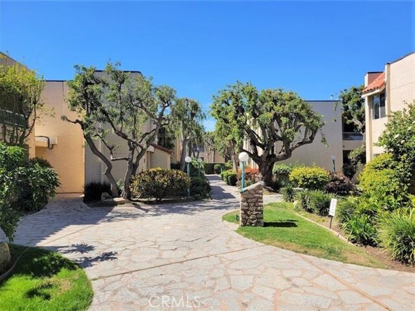 18307 Burbank Boulevard 14, Tarzana (los Angeles) CA 91356