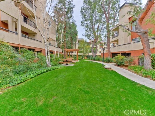 21400 Burbank Boulevard 313, Woodland Hills (los Angeles) CA 91367