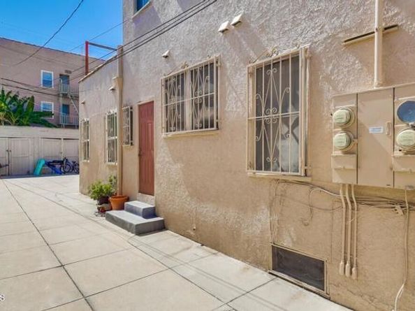833 Ridgewood Place, Los Angeles CA 90038