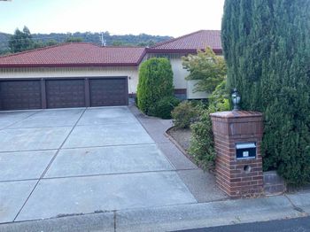 11 Foothill Lane