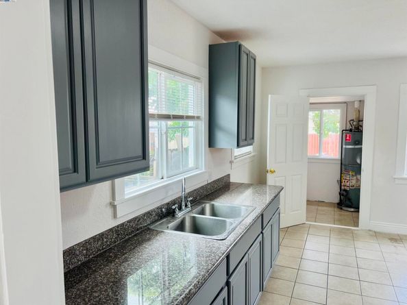 5525 Harvey Ave, Oakland CA 94621
