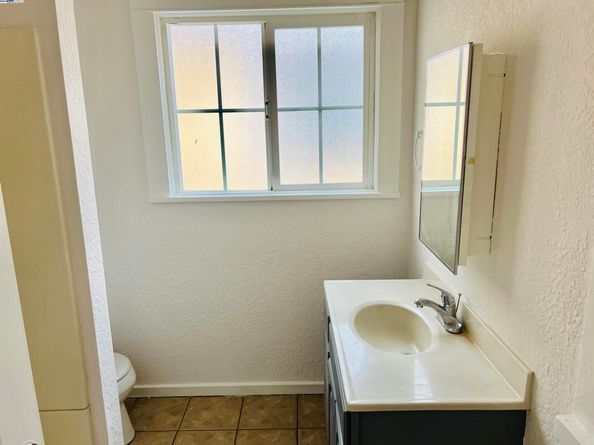 5525 Harvey Ave, Oakland CA 94621