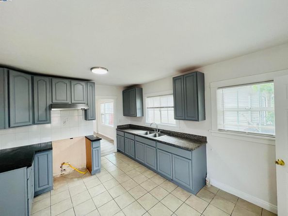 5525 Harvey Ave, Oakland CA 94621