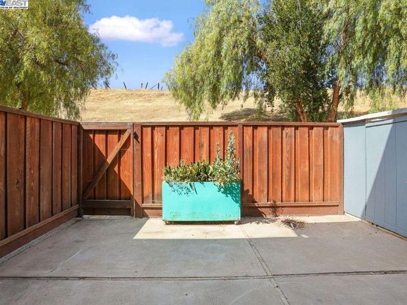 1048 Spring Valley Cmn, Livermore CA 94551