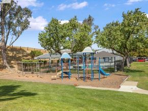 1048 Spring Valley Cmn, Livermore CA 94551