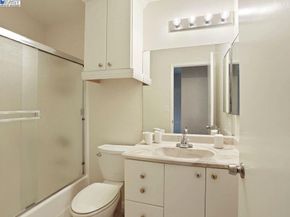 1048 Spring Valley Cmn, Livermore CA 94551