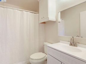 1048 Spring Valley Cmn, Livermore CA 94551