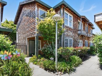 560 Centre Ct
