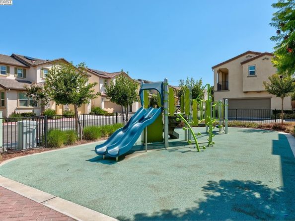 1513 Sylvia St, Hayward CA 94545