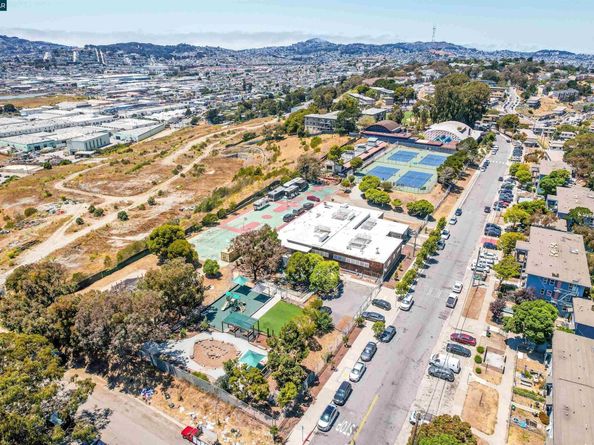 137 Nautilus Ct 82, San Francisco CA 94124