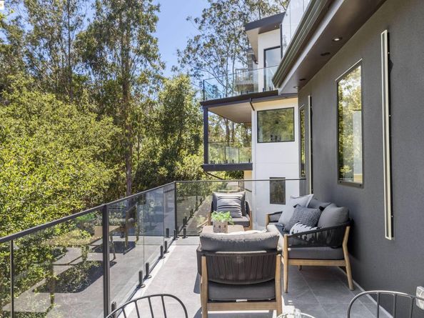 7270 Woodrow Dr, Oakland CA 94611