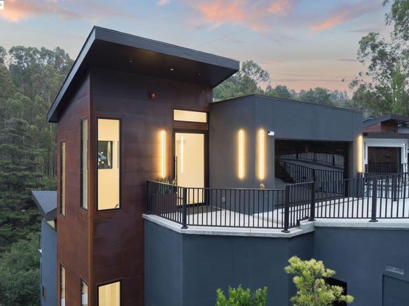 7270 Woodrow Dr, Oakland CA 94611