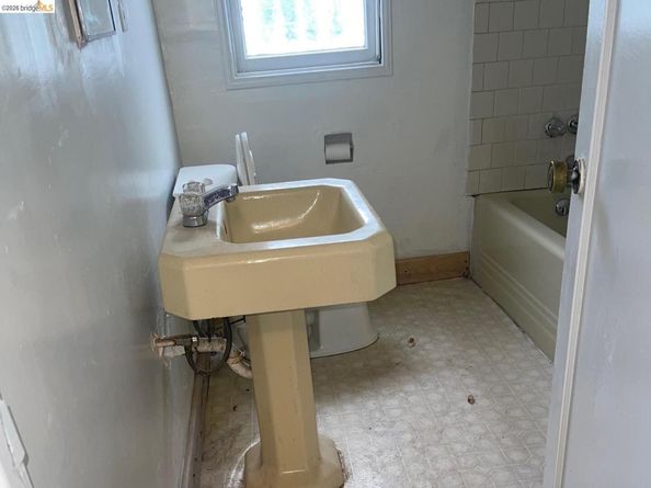 1626 104th Ave, Oakland CA 94603