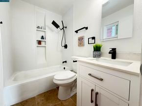 10 Moss Ave 15, Oakland CA 94610