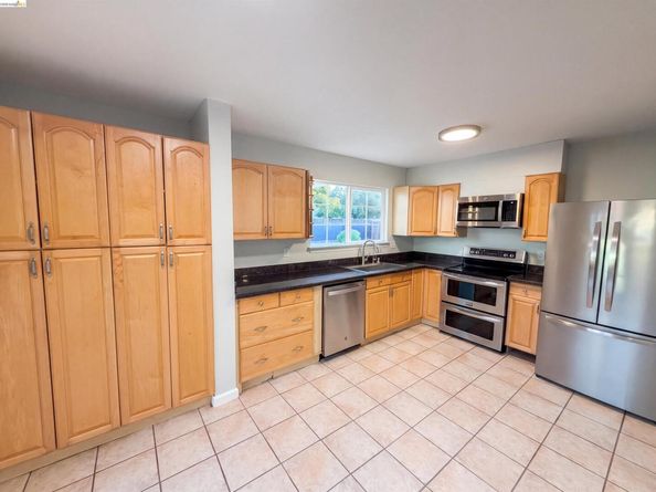 112 Aster Ct, Hercules CA 94547