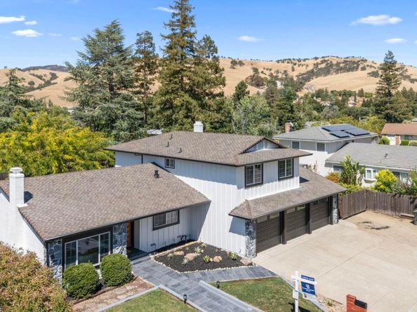 2 El Molino Dr, Clayton CA 94517