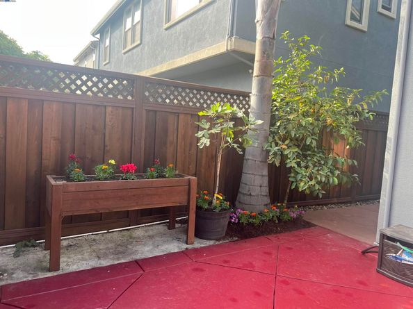 9404 Dunbar Dr, Oakland CA 94603