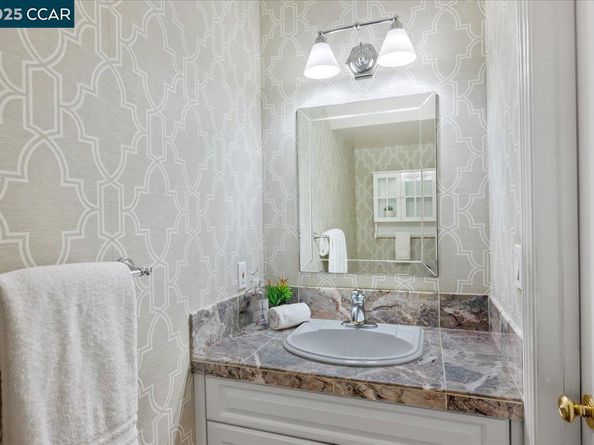 33 Leeds Ct E, Danville CA 94526