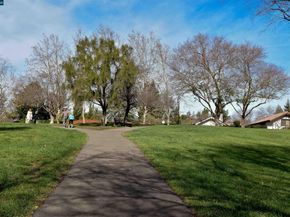 33 Leeds Ct E, Danville CA 94526