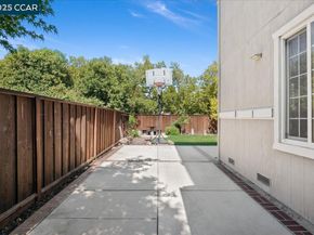 33 Leeds Ct E, Danville CA 94526