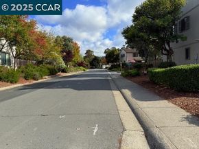 10 Tarn Ct, Hercules CA 94547