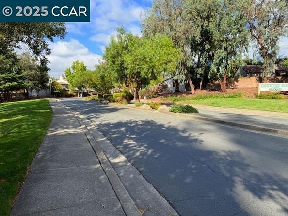 10 Tarn Ct, Hercules CA 94547