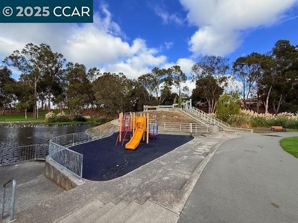 10 Tarn Ct, Hercules CA 94547