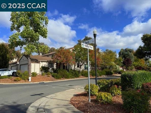 10 Tarn Ct, Hercules CA 94547