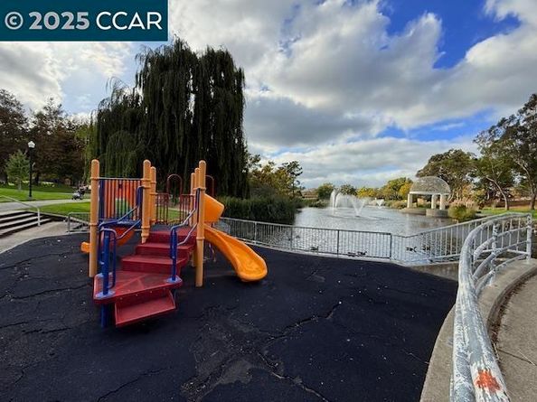 10 Tarn Ct, Hercules CA 94547