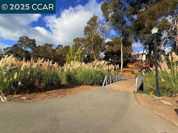 10 Tarn Ct, Hercules CA 94547