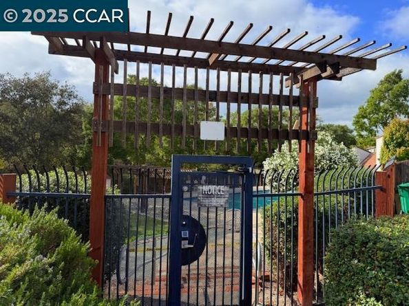 10 Tarn Ct, Hercules CA 94547