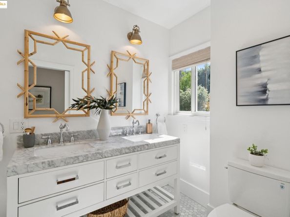 945 Sunnyhills Rd, Oakland CA 94610