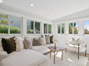 945 Sunnyhills Rd, Oakland CA 94610