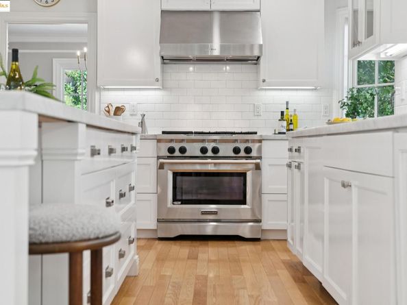 945 Sunnyhills Rd, Oakland CA 94610