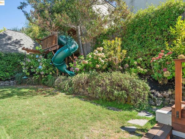 945 Sunnyhills Rd, Oakland CA 94610
